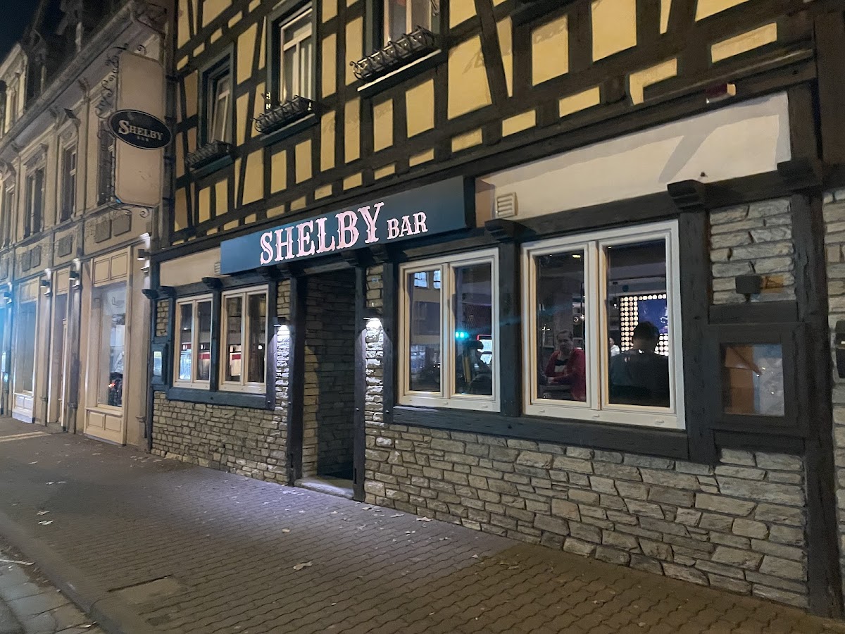 Shelby Bar Außen bei Nacht